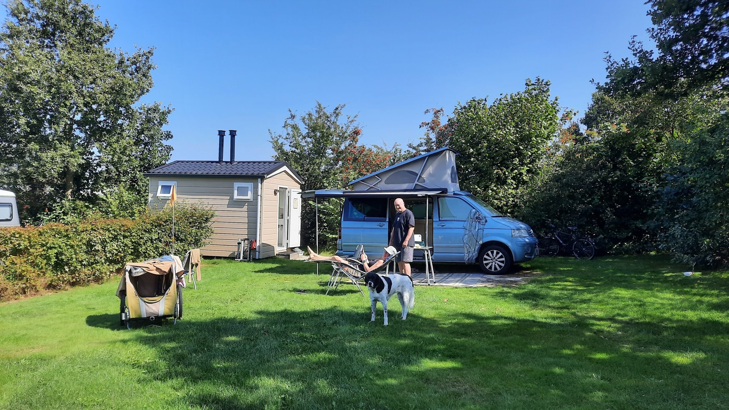 Kampeerplaats priv&eacute; sanitair met hond Friesland