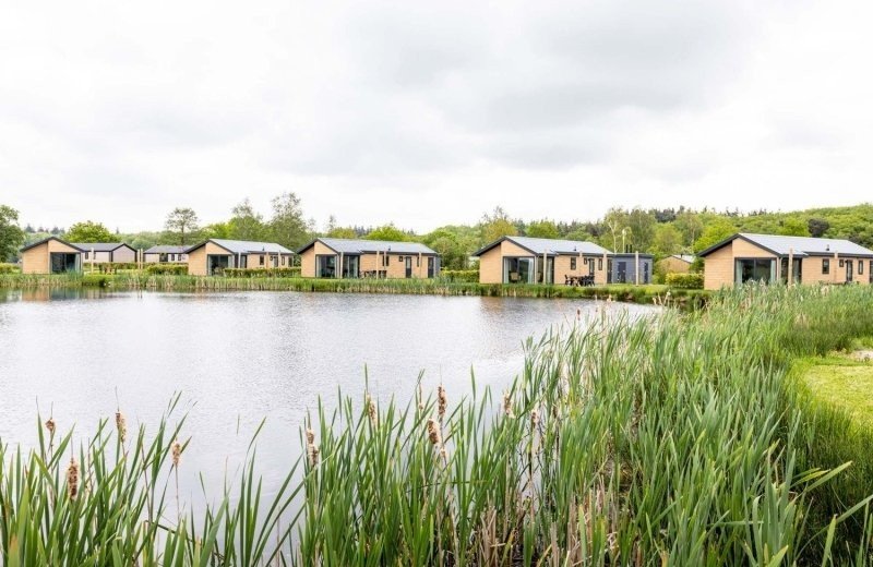 Natuur en water bij vakantiehuis balk in friesland