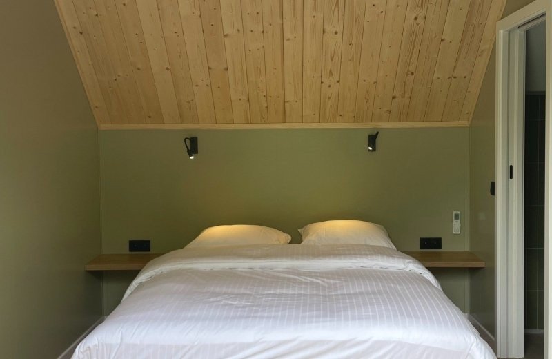 Slaapkamer in huisje met sauna en hottub in friesland