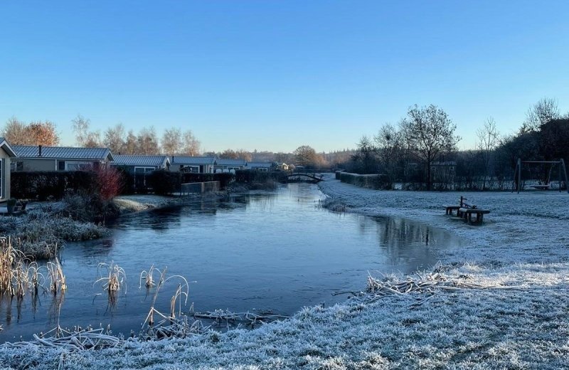 Sneeuw en bevroren vijver recreatiepark de bosrand friesland winterkamperen