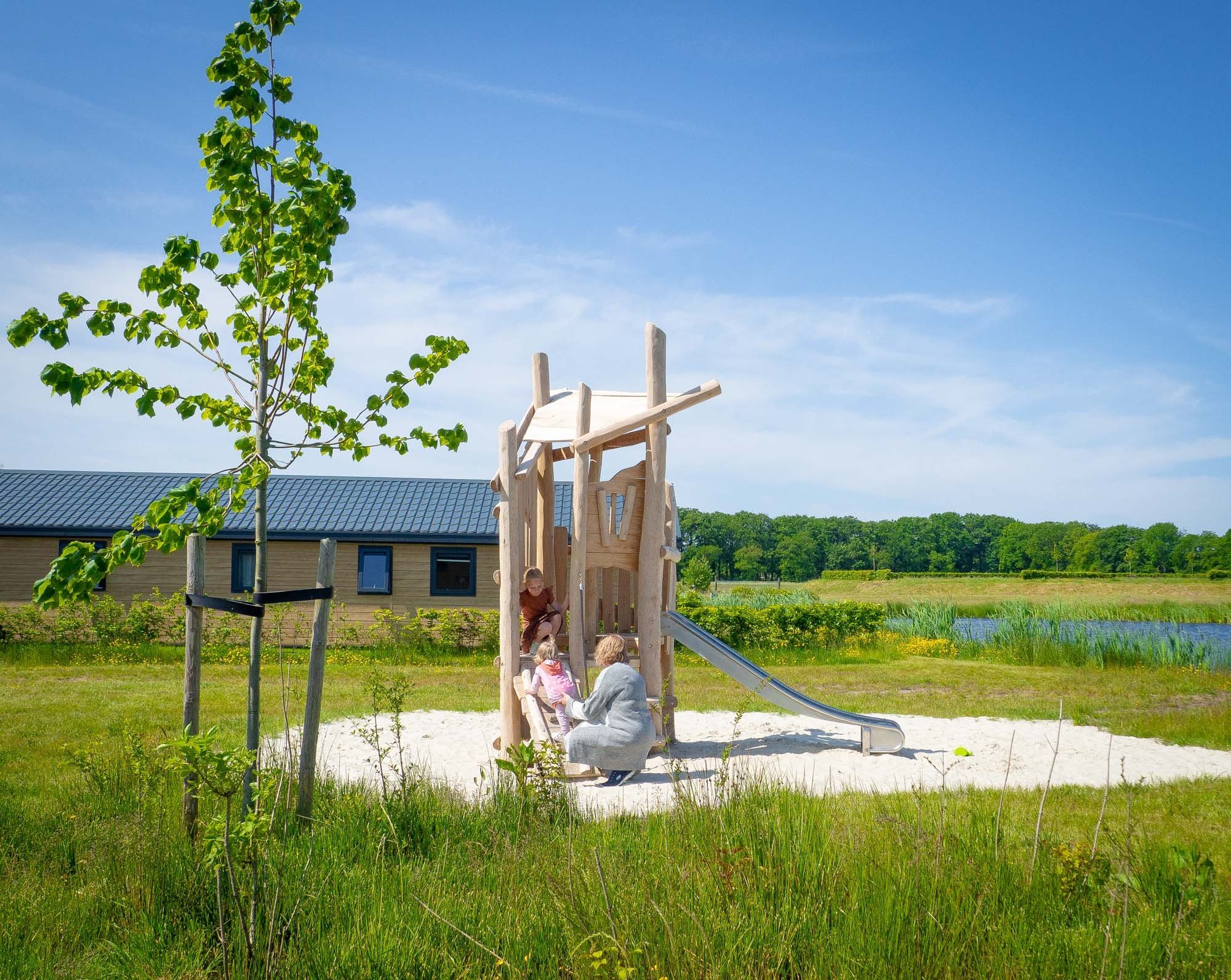 Familie am Spielplatz Sommerurlaub Friesland neben Badesee