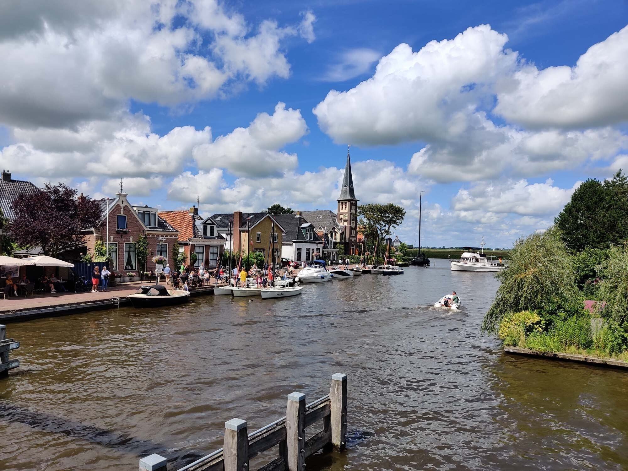 Woudsend Kanal mit Booten Sommerurlaub Friesland