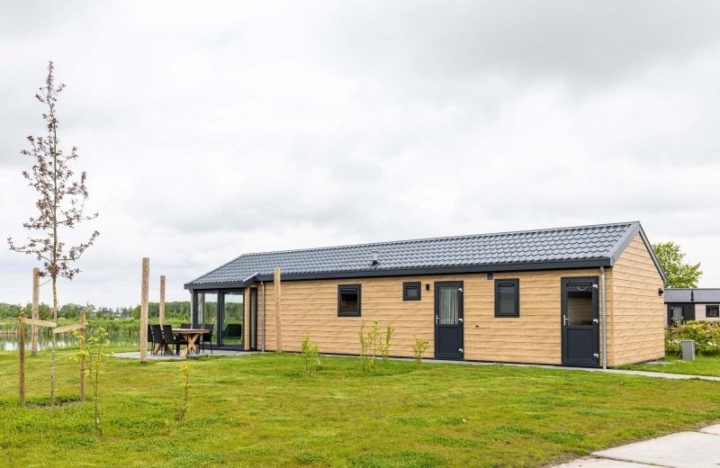 Vakantiehuis bij balk in friesland met terras