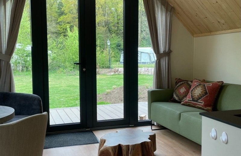 Zithoek in huisje met sauna en hottub in friesland